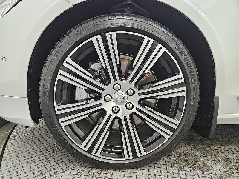 Volvo  B6 AWD Ultimate Bright