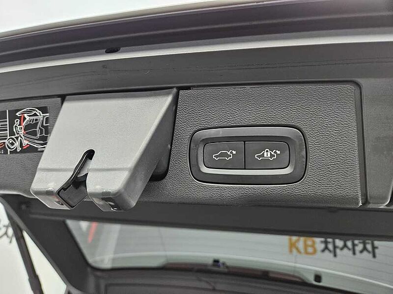 Volvo  T8 Recharge R-Design