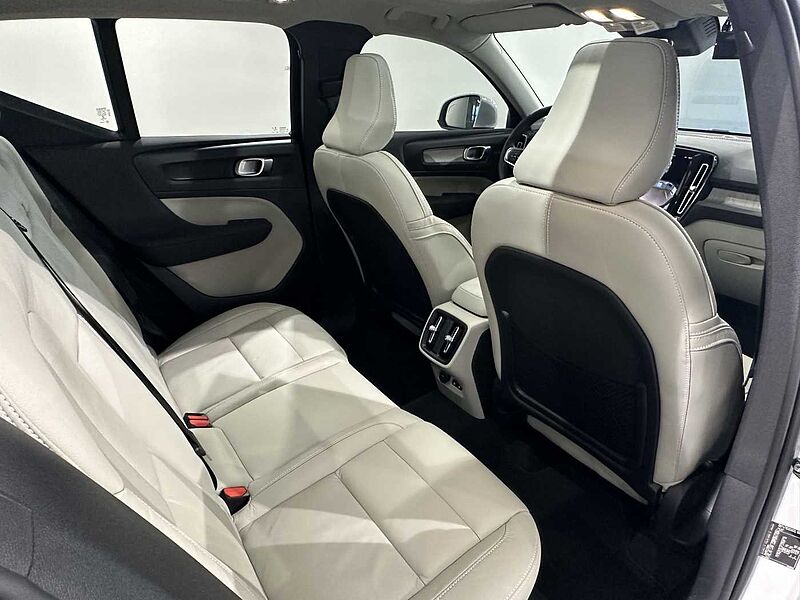 Volvo B4 AWD Ultra Bright