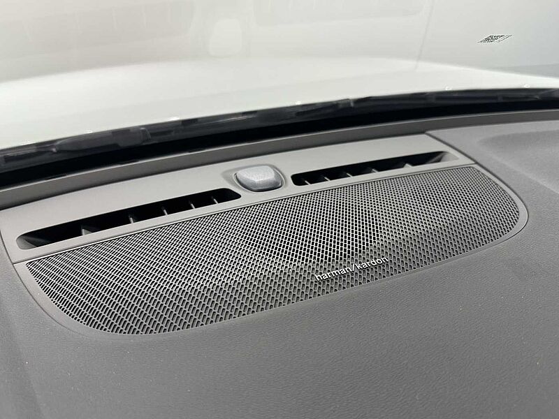 Volvo B4 AWD Ultra Bright