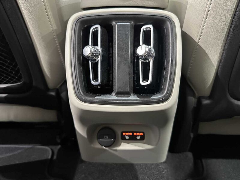 Volvo B4 AWD Ultra Bright