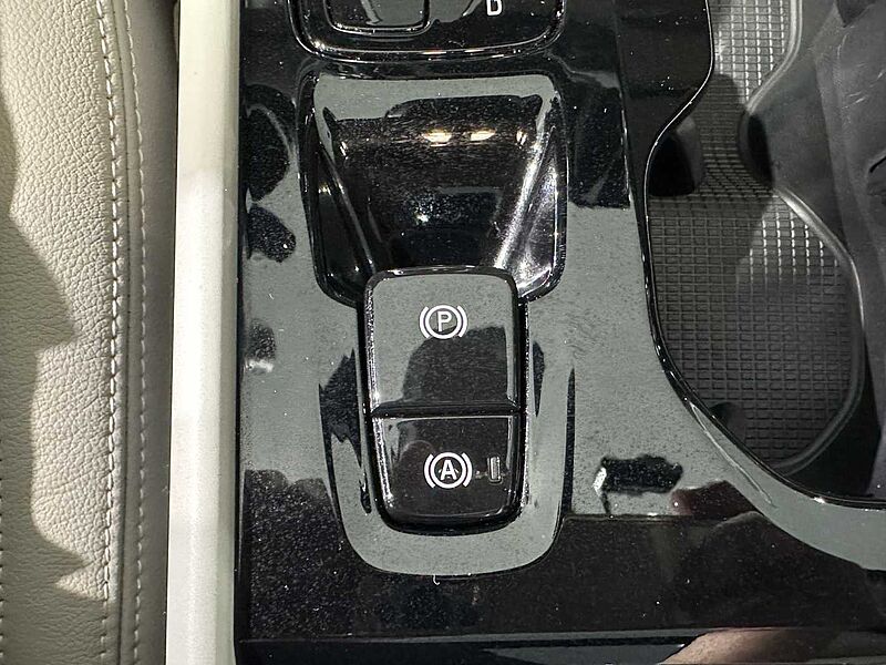 Volvo B4 AWD Ultra Bright