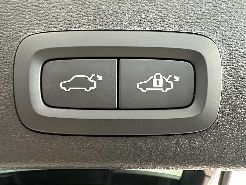 Volvo B4 AWD Ultra Bright