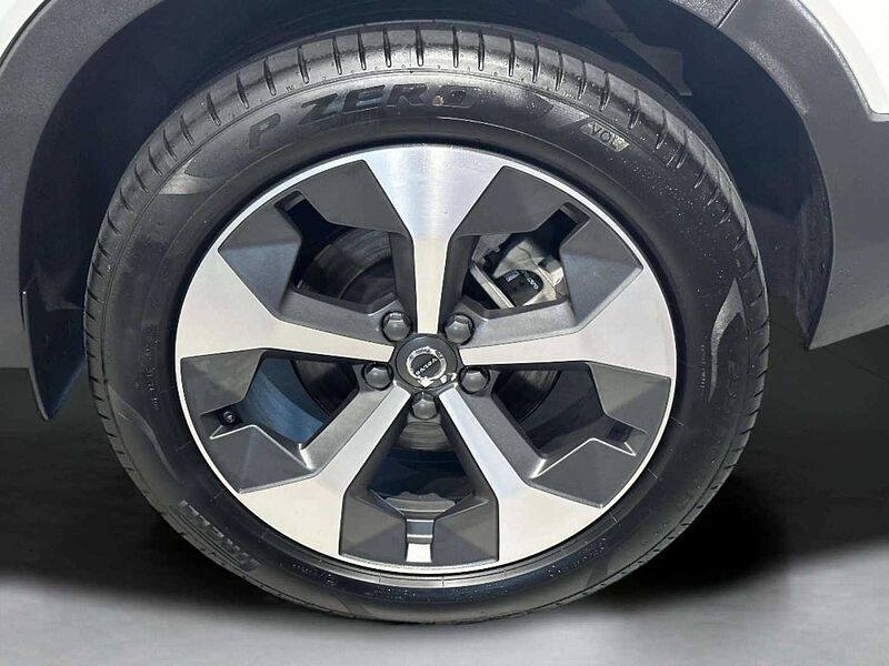 Volvo B4 AWD Ultra Bright