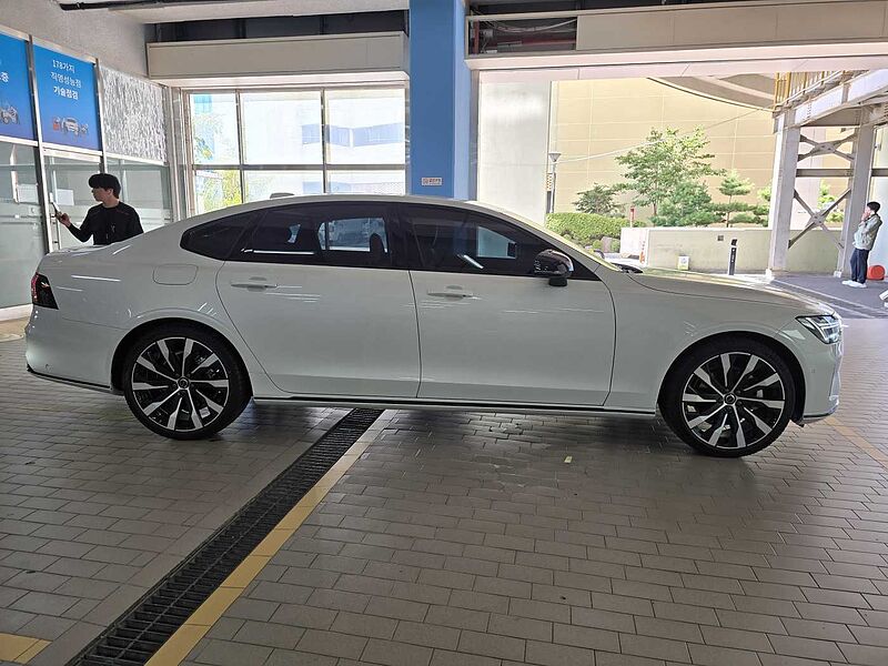 Volvo Ultra Dark