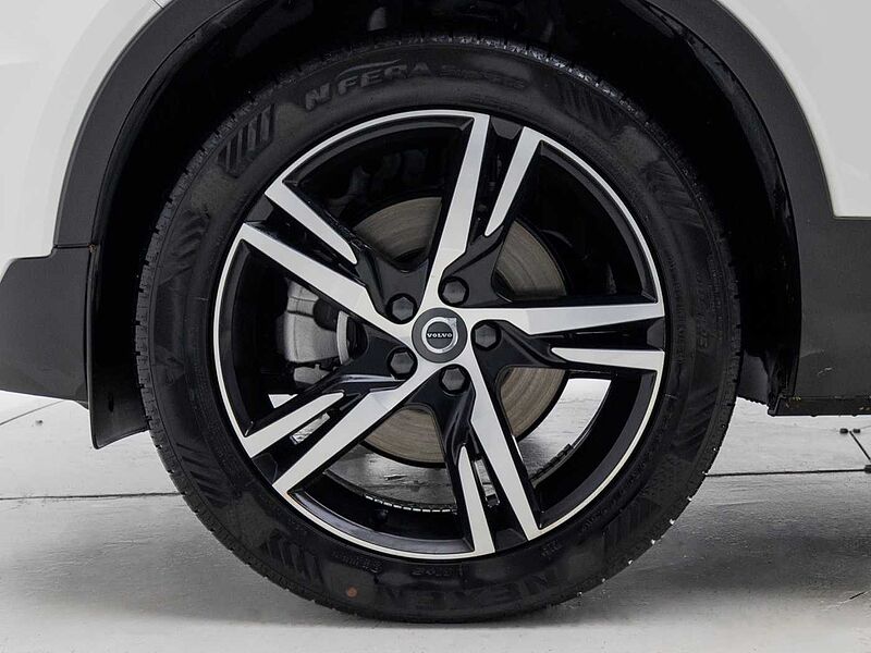 Volvo R-Design, B4 AWD Momentum