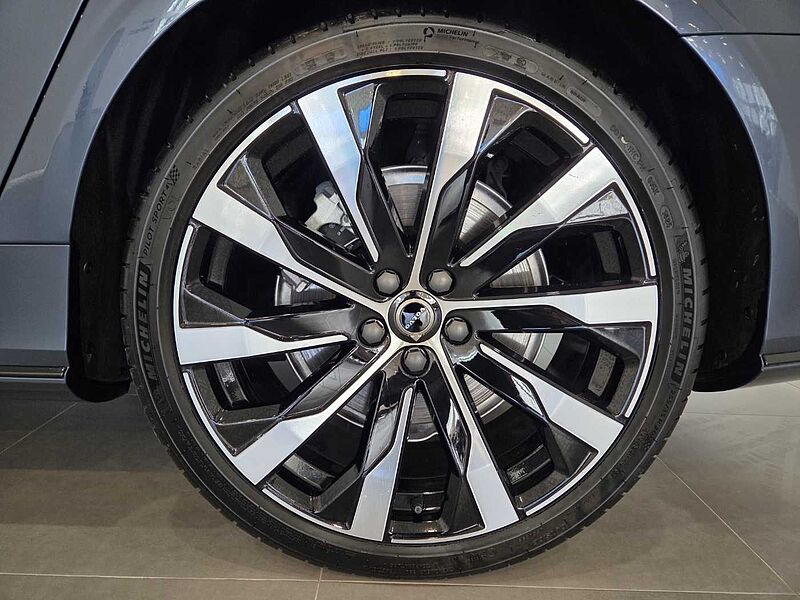 Volvo  Ultra, B5 마일드 하이브리드, 가솔린, 다크